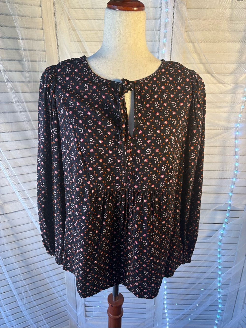 Universal Thread Black Floral Tie-Keyhole Peasant Top